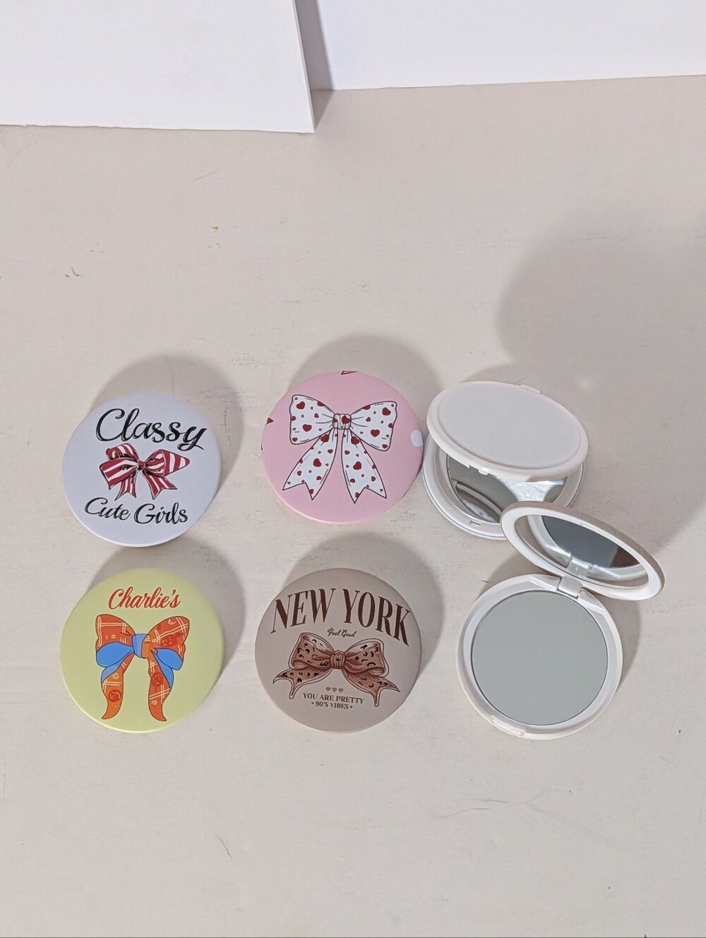 Fabulous FASHION COMPACT w/ Double Mirror -- RIBBON ROUND Design